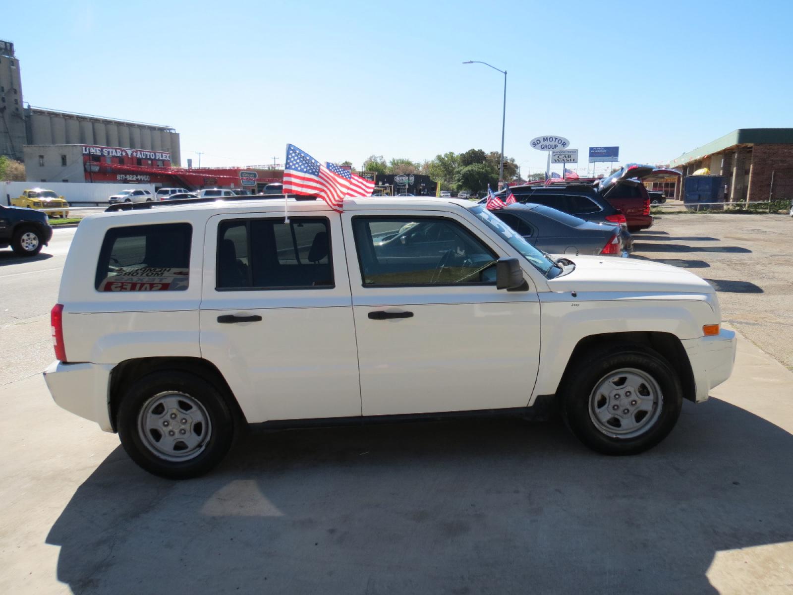 2007 White Jeep Patriot Sport 2WD (1J8FT28W77D) with an 2.4L L4 DOHC 16V engine, Automatic transmission, located at 3624 Hemphill St., Fort Worth, TX, 76110, (817) 926-8921, 32.696205, -97.331985 - Photo #4