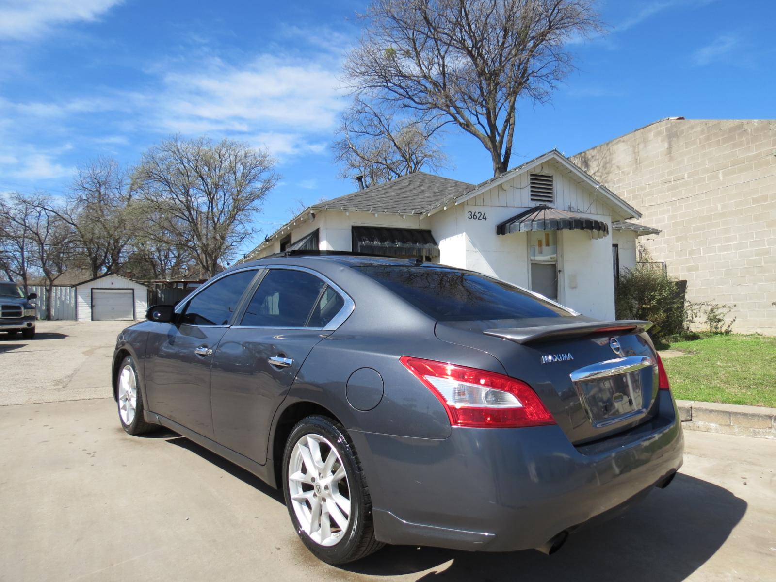 2009 Gray Nissan Maxima SE (1N4AA51E49C) with an 3.5L V6 DOHC 24V engine, CVT transmission, located at 3624 Hemphill St., Fort Worth, TX, 76110, (817) 926-8921, 32.696205, -97.331985 - Photo #2