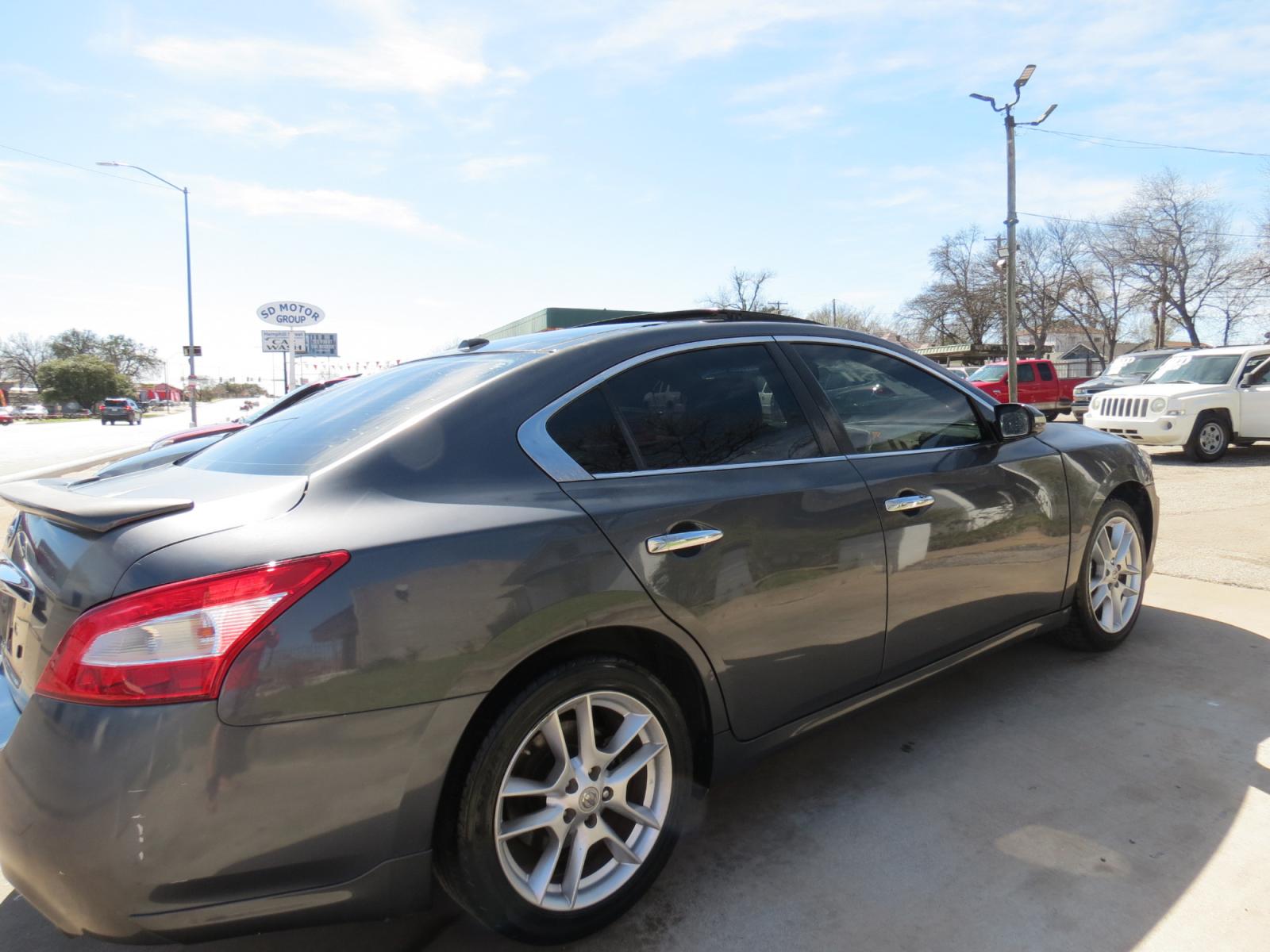 2009 Gray Nissan Maxima SE (1N4AA51E49C) with an 3.5L V6 DOHC 24V engine, CVT transmission, located at 3624 Hemphill St., Fort Worth, TX, 76110, (817) 926-8921, 32.696205, -97.331985 - Photo #3