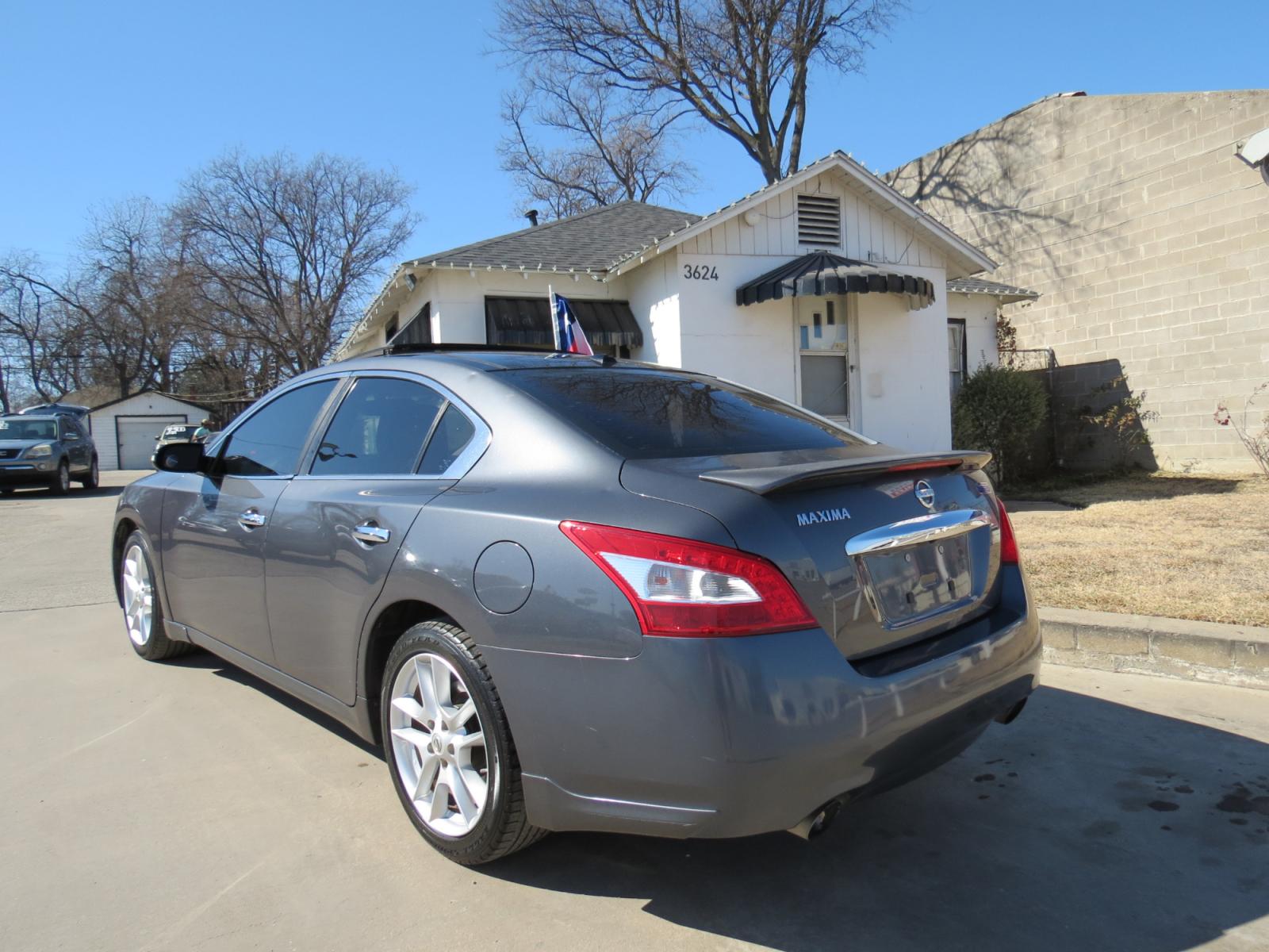 2009 Gray Nissan Maxima SE (1N4AA51E49C) with an 3.5L V6 DOHC 24V engine, CVT transmission, located at 3624 Hemphill St., Fort Worth, TX, 76110, (817) 926-8921, 32.696205, -97.331985 - Photo #19