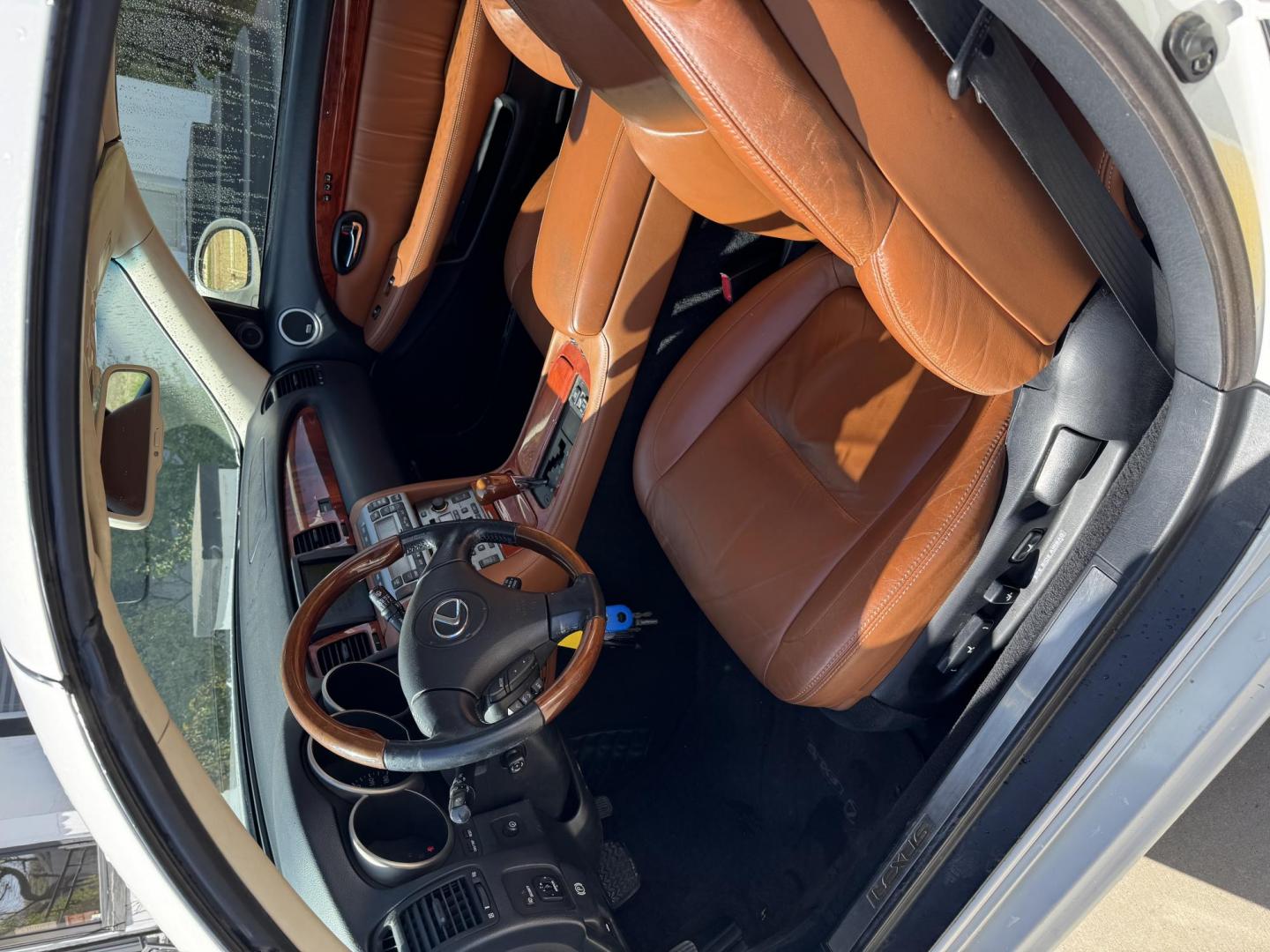 2002 White Lexus SC 430 Convertible (JTHFN48Y620) with an 4.3L V8 DOHC 32V engine, Automatic transmission, located at 3624 Hemphill St., Fort Worth, TX, 76110, (817) 926-8921, 32.696205, -97.331985 - Photo#4